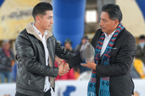 En el marco del Programa Provincial para el Fortalecimiento de la Seguridad Alimentaria, la Prefectura de Chimborazo, a través de la Dirección de Desarrollo Social, realizó este 30 de mayo una entrega significativa de pollos de postura a comunidades rurales de las parroquias Sevilla y Pumallacta, en el cantón Alausí
