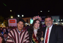 El viernes 21 de junio, la plazoleta Guayaquil del cantón Alausí se vistió de fiesta para celebrar uno de los eventos más esperados en el marco de las festividades de San Pedro: la coronación y exaltación de la Reina de San Pedro de Alausí 2025, dignidad que este año recayó en la joven Camila Pesántez de la Cruz.