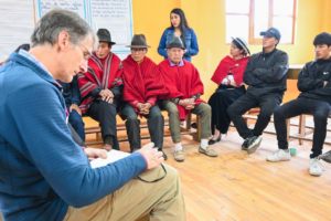 La Unach avanza con un proyecto innovador que rescata las tradiciones orales de las comunidades kichwa de la provincia. Bajo la dirección de Luis Alberto Tuaza, vicerrector de Investigación, y gracias al apoyo de la Firebird Foundation for Anthropological Research de Estados Unidos, se desarrolla la iniciativa “El lenguaje del agua: historias kichwa del páramo de altura en los Andes ecuatorianos”.