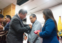 En un emotivo acto, el Gobierno Autónomo Descentralizado Municipal del cantón Alausí otorgó un reconocimiento especial a Pedro Morales, gerente general de la Cooperativa de Ahorro y Crédito Riobamba Ltda., por su ejemplar liderazgo gerencial y su constante apoyo a los sectores sociales de la región.