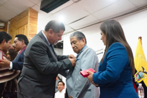 En un emotivo acto, el Gobierno Autónomo Descentralizado Municipal del cantón Alausí otorgó un reconocimiento especial a Pedro Morales, gerente general de la Cooperativa de Ahorro y Crédito Riobamba Ltda., por su ejemplar liderazgo gerencial y su constante apoyo a los sectores sociales de la región.