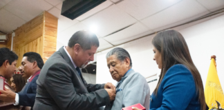 En un emotivo acto, el Gobierno Autónomo Descentralizado Municipal del cantón Alausí otorgó un reconocimiento especial a Pedro Morales, gerente general de la Cooperativa de Ahorro y Crédito Riobamba Ltda., por su ejemplar liderazgo gerencial y su constante apoyo a los sectores sociales de la región.