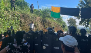 La Confederación de Pueblos de la Nacionalidad Kichwa del Ecuador, ECUARUNARI, emitió un comunicado oficial este 25 de junio, expresando su rechazo contundente a las acciones de represión ejercidas por la Policía Nacional y el uso de maquinaria en el cantón Las Naves, provincia de Bolívar. Grupo de comuneros se enfrentó con la Policía Nacional en Las Naves, en Bolívar.