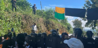 La Confederación de Pueblos de la Nacionalidad Kichwa del Ecuador, ECUARUNARI, emitió un comunicado oficial este 25 de junio, expresando su rechazo contundente a las acciones de represión ejercidas por la Policía Nacional y el uso de maquinaria en el cantón Las Naves, provincia de Bolívar. Grupo de comuneros se enfrentó con la Policía Nacional en Las Naves, en Bolívar.