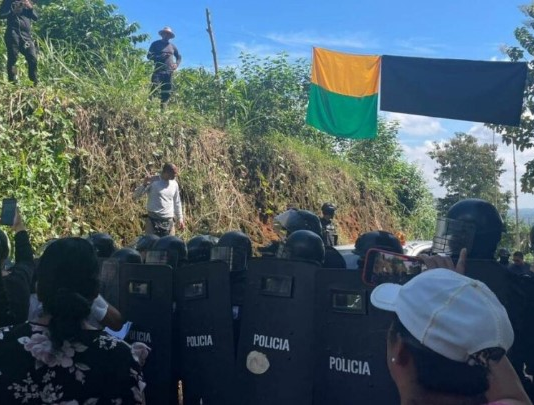 La Confederación de Pueblos de la Nacionalidad Kichwa del Ecuador, ECUARUNARI, emitió un comunicado oficial este 25 de junio, expresando su rechazo contundente a las acciones de represión ejercidas por la Policía Nacional y el uso de maquinaria en el cantón Las Naves, provincia de Bolívar. Grupo de comuneros se enfrentó con la Policía Nacional en Las Naves, en Bolívar.
