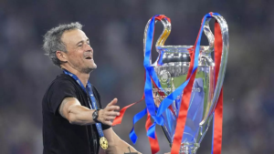 En la primavera de 2023, Luis Enrique tocó fondo. Venía de perder a su hija Xana y de una amarga salida de la selección española tras fracasar en el Mundial de Qatar. Sin club, sin rumbo, parecía quedar al margen del fútbol grande. Hasta que el PSG apostó por él.