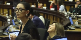 Una multa de $158,63, deberán cancelar 21 asambleístas (cada uno) que el 3 de junio de 2025, se ausentaron a la sesión 007 del Pleno del Parlamento donde se debatió proyectos de reformas a la ley de inteligencia, de bases militares y designación de autoridades para el Instituto Ecuatoriano de Seguridad Social (IESS).