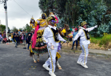 En Las calles de la parroquia Aláquez, ubicada al noreste del cantón Latacunga, se llenaron de música, color y tradición este domingo con la celebración de una de las manifestaciones culturales más emblemáticas de Cotopaxi: la Fiesta de la Mama Negra, organizada en honor a su patrono San Antonio de Padua.