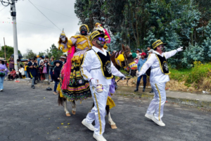 En Las calles de la parroquia Aláquez, ubicada al noreste del cantón Latacunga, se llenaron de música, color y tradición este domingo con la celebración de una de las manifestaciones culturales más emblemáticas de Cotopaxi: la Fiesta de la Mama Negra, organizada en honor a su patrono San Antonio de Padua.