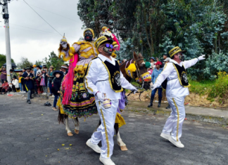 En Las calles de la parroquia Aláquez, ubicada al noreste del cantón Latacunga, se llenaron de música, color y tradición este domingo con la celebración de una de las manifestaciones culturales más emblemáticas de Cotopaxi: la Fiesta de la Mama Negra, organizada en honor a su patrono San Antonio de Padua.