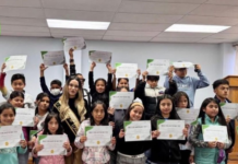 La Reina de Chunchi, Doménica I, encabezó el pasado la ceremonia de clausura del curso gratuito de inglés dirigido a niños y jóvenes de Chunchi, iniciativa que se desarrolló durante todo el mes de mayo, con el propósito de fomentar el aprendizaje del idioma en la comunidad.