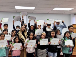 La Reina de Chunchi, Doménica I, encabezó el pasado la ceremonia de clausura del curso gratuito de inglés dirigido a niños y jóvenes de Chunchi, iniciativa que se desarrolló durante todo el mes de mayo, con el propósito de fomentar el aprendizaje del idioma en la comunidad.