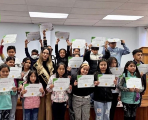 La Reina de Chunchi, Doménica I, encabezó el pasado la ceremonia de clausura del curso gratuito de inglés dirigido a niños y jóvenes de Chunchi, iniciativa que se desarrolló durante todo el mes de mayo, con el propósito de fomentar el aprendizaje del idioma en la comunidad.