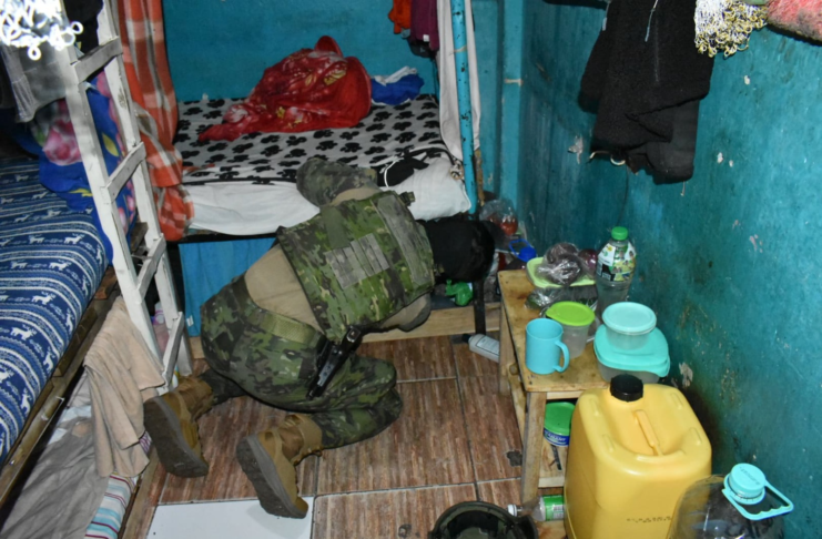 El Ejército Ecuatoriano, a través de la Brigada de Caballería Blindada N.º 11 “Galápagos”, llevó a cabo este 12 de junio, una operación militar de control de armas, municiones y explosivos en el interior de los Centros de Privación de Libertad N.º 1 y N.º 3 de la provincia de Chimborazo.