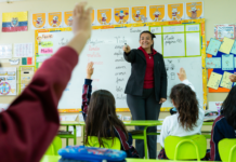 Elegir colegio nuevo parece una tarea simple, pero es una decisión crucial que requiere de una búsqueda y reflexión profundas. Esta elección no solo impacta en el futuro profesional de los hijos, sino también en su desarrollo emocional, social y ético.