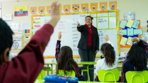 Elegir colegio nuevo parece una tarea simple, pero es una decisión crucial que requiere de una búsqueda y reflexión profundas. Esta elección no solo impacta en el futuro profesional de los hijos, sino también en su desarrollo emocional, social y ético.