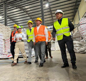 El viceministro de Trabajo encargado, y coordinador zonal 3, César Umajinga Guamán, recorrió el Complejo Productivo Chambo de Exibal Cía. Ltda., una de las firmas agroindustriales de mayor crecimiento en el centro del país. 