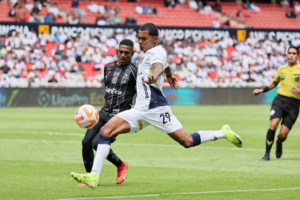 Liga Deportiva Universitaria de Quito se impuso 3-2 sobre Técnico Universitario con un gol agónico del defensor haitiano Ricardo Adé, quien, a pesar de una visible molestia muscular, fue el inesperado salvador de los Albos en los minutos finales del encuentro.