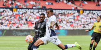 Liga Deportiva Universitaria de Quito se impuso 3-2 sobre Técnico Universitario con un gol agónico del defensor haitiano Ricardo Adé, quien, a pesar de una visible molestia muscular, fue el inesperado salvador de los Albos en los minutos finales del encuentro.