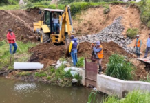 Bajo el liderazgo del prefecto Aníbal Coronel, se llevó a cabo un recorrido técnico exhaustivo por el sistema de riego Atandahua, con el objetivo de verificar el avance de las obras y el correcto uso de los recursos institucionales. Durante la visita se constató que la maquinaria de la Prefectura está siendo utilizada de manera adecuada y eficiente, en estricto cumplimiento con las metas establecidas en el proyecto.