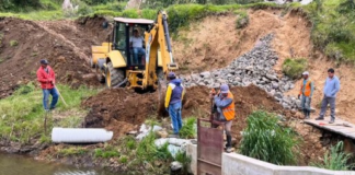 Bajo el liderazgo del prefecto Aníbal Coronel, se llevó a cabo un recorrido técnico exhaustivo por el sistema de riego Atandahua, con el objetivo de verificar el avance de las obras y el correcto uso de los recursos institucionales. Durante la visita se constató que la maquinaria de la Prefectura está siendo utilizada de manera adecuada y eficiente, en estricto cumplimiento con las metas establecidas en el proyecto.