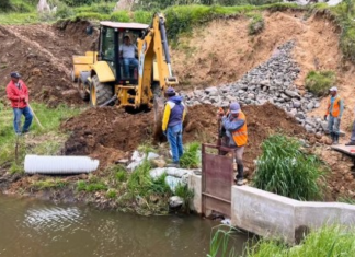 Bajo el liderazgo del prefecto Aníbal Coronel, se llevó a cabo un recorrido técnico exhaustivo por el sistema de riego Atandahua, con el objetivo de verificar el avance de las obras y el correcto uso de los recursos institucionales. Durante la visita se constató que la maquinaria de la Prefectura está siendo utilizada de manera adecuada y eficiente, en estricto cumplimiento con las metas establecidas en el proyecto.