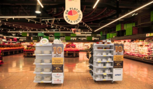 Con el objetivo de combatir uno de los problemas más graves que afecta a la niñez ecuatoriana, Supermaxi, Megamaxi y AKI, en conjunto con la Fundación Favorita, han lanzado la campaña “Un plato para todos”. Esta iniciativa solidaria busca reducir la Desnutrición Crónica Infantil (DCI), condición que afecta a 2 de cada 10 niños menores de dos años en el país.