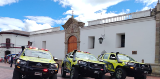 La mañana del 9 de junio en el atrio de la Catedral, el Cuerpo de Bomberos de Riobamba presentó oficialmente su renovada flota vehicular y equipos tecnológicos, una inversión clave que promete revolucionar la atención de emergencias en la provincia.