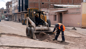 Ante la escasez nacional de asfalto que afecta directamente a los trabajos de mantenimiento vial, el Municipio de Riobamba ha puesto en marcha un plan de soluciones temporales para evitar mayores afectaciones en la circulación.