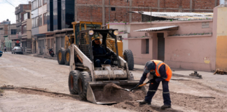 Ante la escasez nacional de asfalto que afecta directamente a los trabajos de mantenimiento vial, el Municipio de Riobamba ha puesto en marcha un plan de soluciones temporales para evitar mayores afectaciones en la circulación.