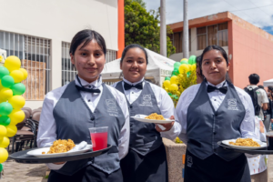 Con aromas que despertaban el apetito y sabores que evocaban la esencia de la cocina ecuatoriana, la Escuela Superior Politécnica de Chimborazo (ESPOCH) celebró con éxito el “Festival del Verde”, este 12 de junio, un evento organizado por la carrera de Gastronomía que se convirtió en una verdadera fiesta culinaria.