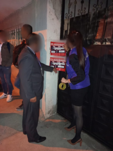 La tarde del 2 de junio, un operativo realizado por el equipo técnico de la Agencia de Control y Calidad en Salud (ACESS) en Chimborazo, puso al descubierto un centro de rehabilitación que funcionaba de manera clandestina, tras recibir denuncias ciudadanas que alertaban sobre presunto maltrato físico y condiciones deplorables para las personas en tratamiento.