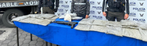 Un vehículo reportado como robado en Riobamba el pasado 26 de marzo, fue recuperado durante un operativo antidrogas ejecutado en Ambato el 9 de junio, que culminó con la captura de seis presuntos miembros de una red dedicada al tráfico ilícito de drogas, armas y explosivos.