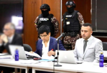 La Fiscalía General del Estado sostiene que el exvicepresidente Jorge Glas y el exsecretario técnico de la Reconstrucción, Carlos Bernal, habrían ocasionado un perjuicio al Estado de 225 millones de dólares, al direccionar recursos públicos hacia proyectos no prioritarios tras el terremoto de 2016.