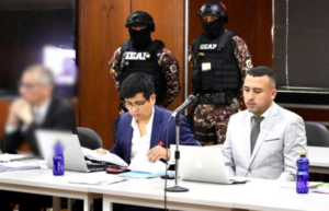 La Fiscalía General del Estado sostiene que el exvicepresidente Jorge Glas y el exsecretario técnico de la Reconstrucción, Carlos Bernal, habrían ocasionado un perjuicio al Estado de 225 millones de dólares, al direccionar recursos públicos hacia proyectos no prioritarios tras el terremoto de 2016.
