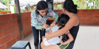 El equipo del Centro de Salud Canelos, perteneciente al Distrito 16D01 del Ministerio de Salud Pública, llevó a cabo una jornada de atención integral en varias comunidades rurales de la parroquia Canelos, en el cantón Pastaza. Durante esta brigada se visitaron las comunidades de Palimbe, Auca Puerto, Sarayaku Puerto, La Cuya y Zazapi, priorizando la vacunación infantil y el levantamiento de fichas familiares.