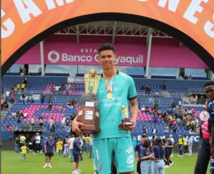 Botafogo de Brasil, vigente campeón de la Copa Libertadores ha apostado por un joven arquero que representa el futuro del arco tricolor. Cristhian Loor, de apenas 19 años, formado en las filas de Independiente del Valle y con reciente experiencia en selecciones juveniles.