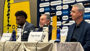 Isaac Álvarez, presidente albo, presentó al brasileño Tiago Nunes como nuevo director técnico, este 12 de junio. “La hinchada espera un equipo protagonista”, advirtió el directivo; “vengo a dejar huella”, replicó el entrenador de 45 años, consciente de que su contrato no se firmó para sostener lo hecho, sino para elevar el listón de un bicampeón, que sueña con el primer tricampeonato de su historia.
