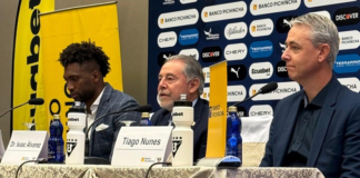 Isaac Álvarez, presidente albo, presentó al brasileño Tiago Nunes como nuevo director técnico, este 12 de junio. “La hinchada espera un equipo protagonista”, advirtió el directivo; “vengo a dejar huella”, replicó el entrenador de 45 años, consciente de que su contrato no se firmó para sostener lo hecho, sino para elevar el listón de un bicampeón, que sueña con el primer tricampeonato de su historia.