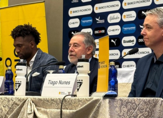 Isaac Álvarez, presidente albo, presentó al brasileño Tiago Nunes como nuevo director técnico, este 12 de junio. “La hinchada espera un equipo protagonista”, advirtió el directivo; “vengo a dejar huella”, replicó el entrenador de 45 años, consciente de que su contrato no se firmó para sostener lo hecho, sino para elevar el listón de un bicampeón, que sueña con el primer tricampeonato de su historia.