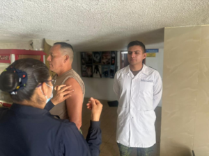 En un esfuerzo conjunto por garantizar el bienestar integral y la salud preventiva del personal militar, el Hospital de Brigada N.º 11 de Riobamba, en coordinación con el Centro de Salud La Georgina, ejecutó una campaña de vacunación dirigida a los integrantes de la Brigada de Caballería Blindada N.º 11 Galápagos.