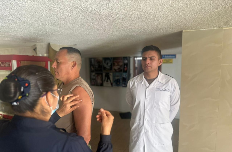 En un esfuerzo conjunto por garantizar el bienestar integral y la salud preventiva del personal militar, el Hospital de Brigada N.º 11 de Riobamba, en coordinación con el Centro de Salud La Georgina, ejecutó una campaña de vacunación dirigida a los integrantes de la Brigada de Caballería Blindada N.º 11 Galápagos.