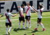 El estreno “millonario” en el Mundial de Clubes 2025 dejó tres puntos y tres cabezazos, pero también un juego errático, la preocupación por la lesión de Sebastián Driussi y un notorio disgusto de Marcelo Gallardo con la sede y el césped del Lumen Field.