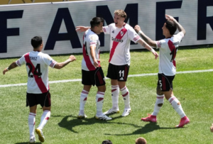 El estreno “millonario” en el Mundial de Clubes 2025 dejó tres puntos y tres cabezazos, pero también un juego errático, la preocupación por la lesión de Sebastián Driussi y un notorio disgusto de Marcelo Gallardo con la sede y el césped del Lumen Field.
