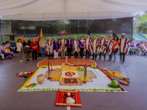 En un acto cargado de simbolismo y espiritualidad ancestral, la Universidad Indoamérica celebró el viernes 20 de junio de 2025 la ceremonia de entrega del Bastón de Mando del Inti Raymi a la Universidad Estatal de Bolívar.