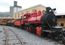 La histórica ruta ferroviaria Alausí – Nariz del Diablo volverá a operar oficialmente este 25 de junio, en coincidencia con las celebraciones por los 201 años de cantonización de Alausí, marcando no solo el retorno de un ícono turístico del país, sino también una nueva esperanza económica para los artesanos y emprendedores del cantón.