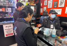 Un operativo realizado este 20 de junio en la ciudad de Riobamba, reveló serias irregularidades sanitarias en establecimientos comerciales que operan en horario vespertino. El despliegue fue encabezado por un equipo técnico especializado que inspeccionó cinco locales: una comercializadora, un centro de tatuajes y perforaciones, dos restaurantes y una panadería.
