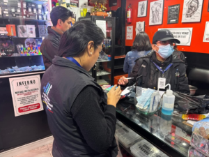 Un operativo realizado este 20 de junio en la ciudad de Riobamba, reveló serias irregularidades sanitarias en establecimientos comerciales que operan en horario vespertino. El despliegue fue encabezado por un equipo técnico especializado que inspeccionó cinco locales: una comercializadora, un centro de tatuajes y perforaciones, dos restaurantes y una panadería.