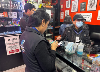 Un operativo realizado este 20 de junio en la ciudad de Riobamba, reveló serias irregularidades sanitarias en establecimientos comerciales que operan en horario vespertino. El despliegue fue encabezado por un equipo técnico especializado que inspeccionó cinco locales: una comercializadora, un centro de tatuajes y perforaciones, dos restaurantes y una panadería.