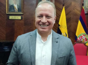 Con 9 votos a favor de un total de 11 concejales, el Concejo Municipal de Loja resolvió este jueves remover de su cargo al alcalde Franco Quezada Montesinos, en una decisión tomada tras un mes de proceso administrativo basado en presuntos incumplimientos legales establecidos en el Código Orgánico de Organización Territorial, Autonomía y Descentralización (COOTAD).